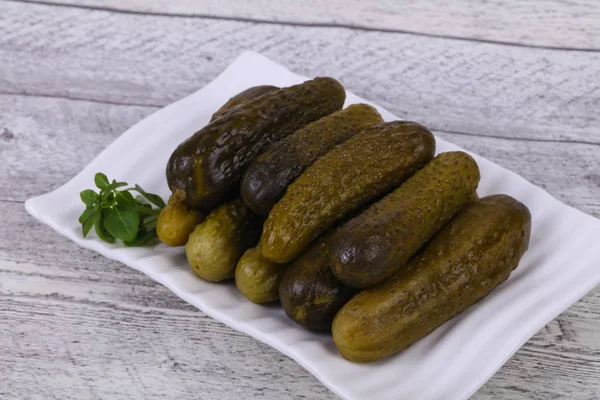 Pepinos en escabeche montón en el tazón — Foto de Stock