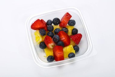 Kutuda dilimlenmiş meyve karışımı