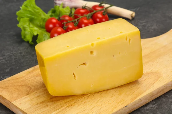 Ladrillo de queso duro amarillo sabroso —  Fotos de Stock