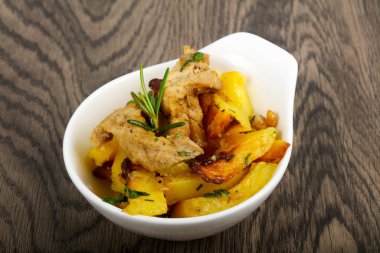 Domuz eti ile kızarmış patates