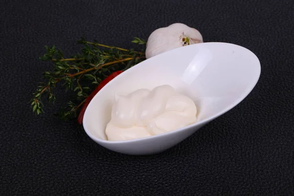 白色碗中的蛋黄酱供应百里香和大蒜 — 图库照片