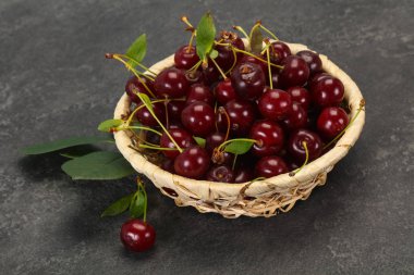 ile tatlı Olgun Kiraz yaprakları