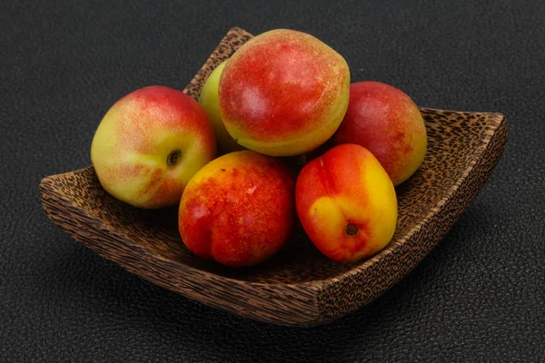 Сладкие свежие спелые абрикосы — стоковое фото