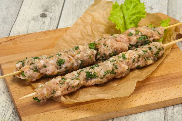 Surový mleté vepřový kebab pro gril — Stock fotografie