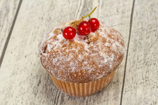 Bolo saboroso doce com groselhas vermelhas — Fotografia de Stock