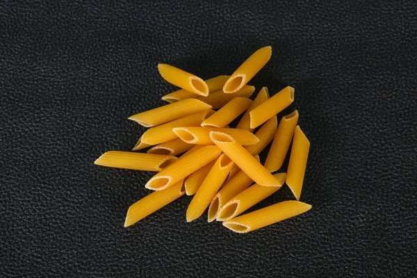 Сырая макароны для миски — стоковое фото