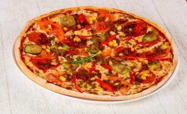 Kıyılmış et ile pizza