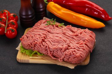 Kıyılmış çiğ hindi eti