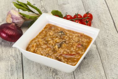 Sığır eti ile Kafkas kharcho çorbası