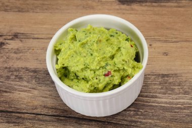 Acı biber ile Avokado guacamole sos