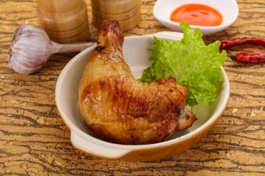 Kızarmış tavuk budu.