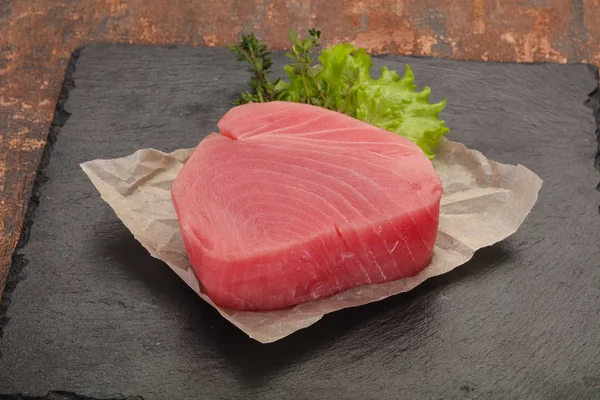 Стейк из сырого тунца — стоковое фото