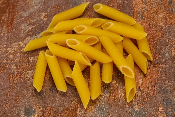 Rohe Penne-Nudeln für Schüssel — Stockfoto