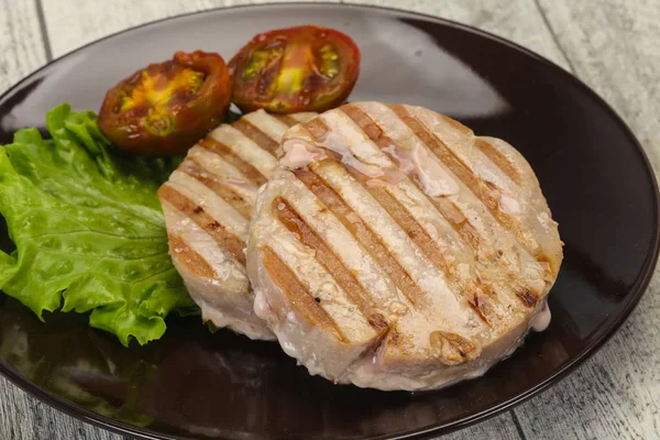 Filete de atún a la parrilla con kumato — Foto de Stock