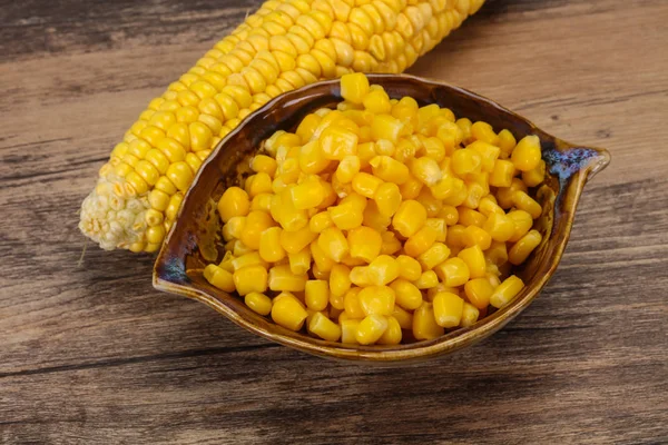 Młode nasiona kukurydzy w misce — Zdjęcie stockowe
