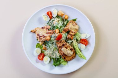 Tavuklu Sezar salatası