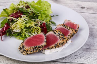 Taze ton balığı salatası