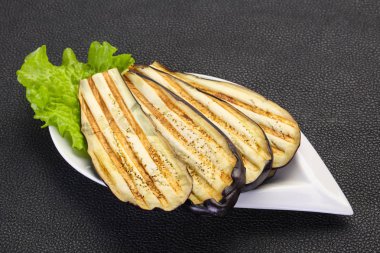 Kabın içinde ızgara patlıcan