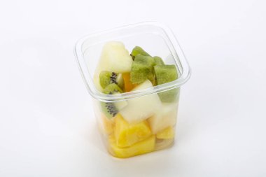 Kutuda dilimlenmiş meyve karışımı