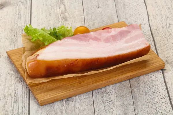 Geräucherte Schweinebrust mit Salatblättern — Stockfoto