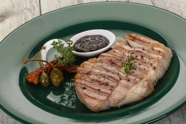 Bife de porco grelhado com molho de pimenta — Fotografia de Stock