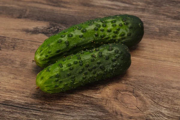 Rijpe verse groene twee komkommers — Stockfoto