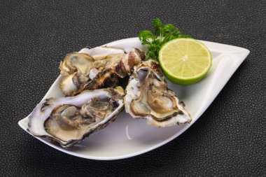 İstiridye kireç ve maydanoz ile