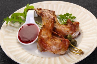 Kavrulmuş tavşan bacaklar