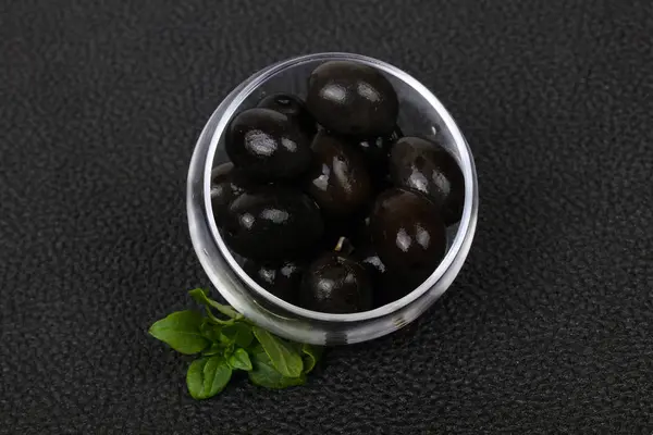 Aceitunas negras en el tazón —  Fotos de Stock