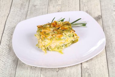 Somon ve brokoli ile lezzetli güveç