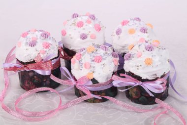 Krema ile Paskalya geleneksel kek kulich