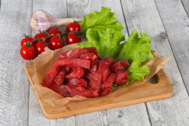 Pişirme için dilimlenmiş çiğ sığır eti