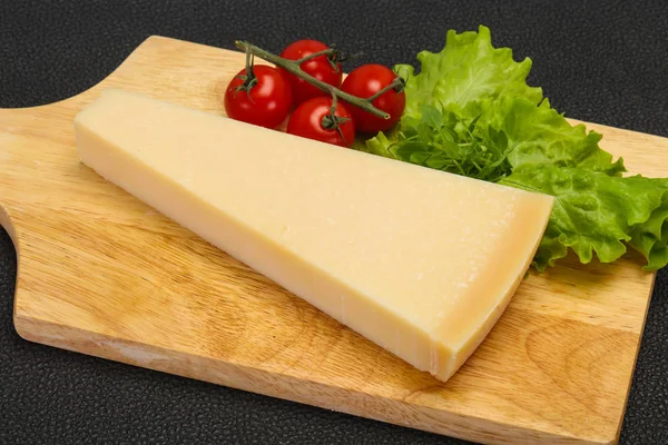 Triangle de fromage parmesan traditionnel italien — Photo