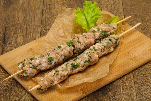 Rauwe gehakt varkens spiesje kebab voor Grill — Stockfoto