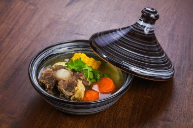 Sığır eti ve mısır çorbası