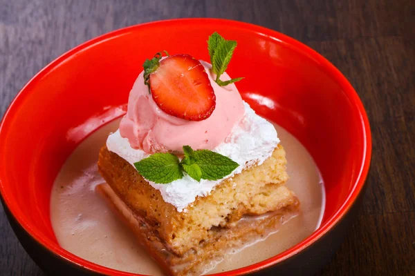 Ciasto z lodami serwowane stravberry — Zdjęcie stockowe