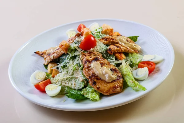 Caesar salad with chicken — Stock Photo, Image