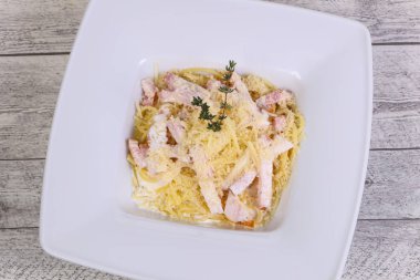 jambon ve peynirli makarna carbonara