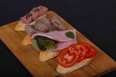 Bruschetta domates, jambon ve dil ile