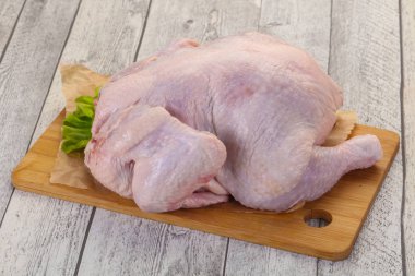 çiğ tavuk yemek için hazır