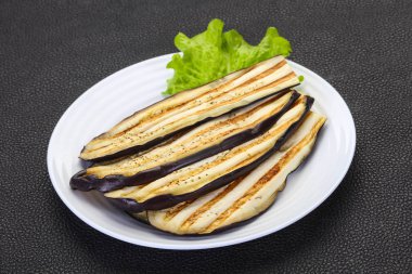 Kabın içinde ızgara patlıcan