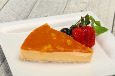 Kayısılı cheesecake çilek servis