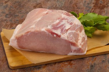 Pişirmek için çiğ domuz eti.