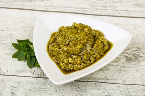 Fesleğen sosu Pesto