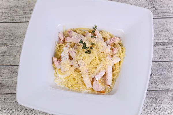 jambon ve peynirli makarna carbonara