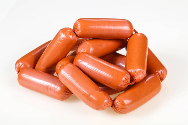 Вкусные мясные колбаски на белом фоне
