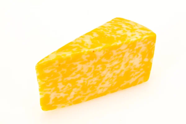 木製の上に大理石のチーズの三角形 — ストック写真