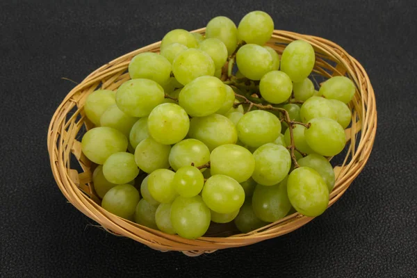 Süße reife grüne Traube Zweig — Stockfoto