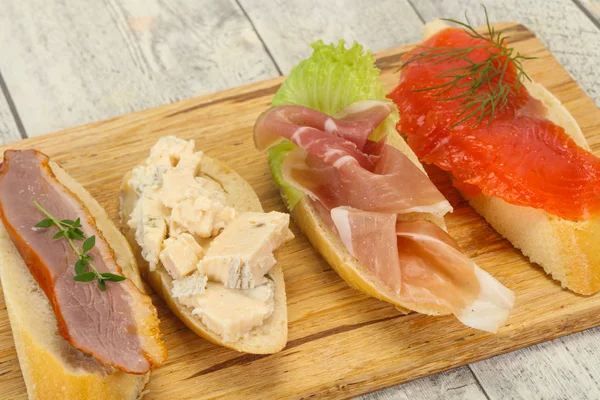 Tapas - bruschetta con jamón, salmón, pato y gorgonzola — Foto de Stock