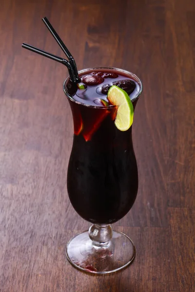 Rum en Cola cocktail geserveerd kalk — Stockfoto